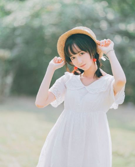 被闺蜜扒了内裤光着屁股打