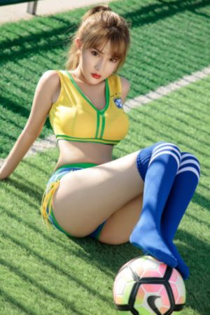 女警丰满的双乳